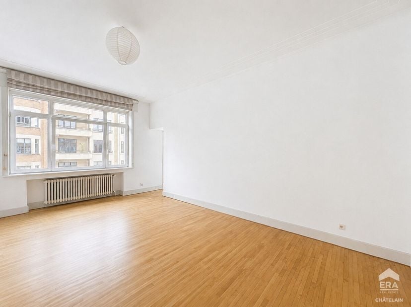 k Molière. Dit appartement met 3 slaapkamers van 134 m², gelegen tussen de wijken Molière en Châtelain in Elsene, zal u bekoren door zijn lichtinval e