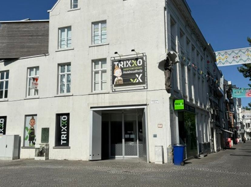 Op de eerste verdieping bevindt zich dit aangename appartement, bereikbaar met de lift. De woonruimte geniet van een open keuken die zorgt voor een ru