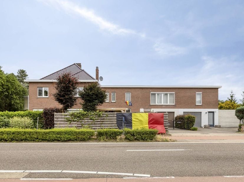 Unieke vastgoedopporunititeit in Zonhoven! <br />
<br />
Op de Houthalenseweg 62, 62A en 62B vindt u dit opmerkelijke geheel, bestaande uit drie afzon