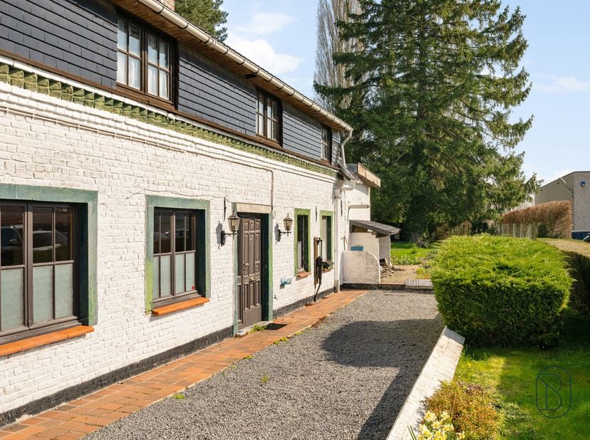 Charmante te renoveren fermette met POTENTIEEL, 2 garages, oprit en leuke tuin met authentieke bakoven! Deze karaktervolle woning (bouwjaar 1930) bied