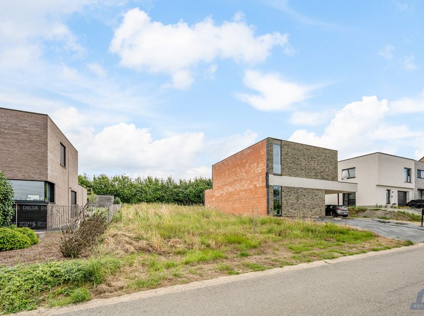 Deze bouwgrond is gelegen in de Langstraat te Velm, op een uiterst rustige locatie nabij het dorpscentrum. Dankzij de nabijheid van de N80 geniet u va