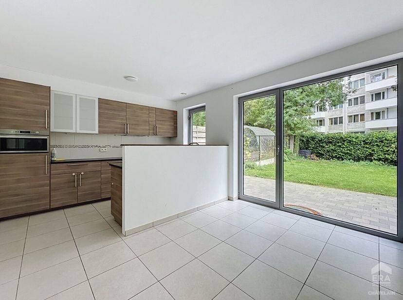 Idéalement située à proximité de nombreuses commodités, cette agréable maison de 172 m² (surface brute PEB) vous séduira par sa luminosité, ses volume