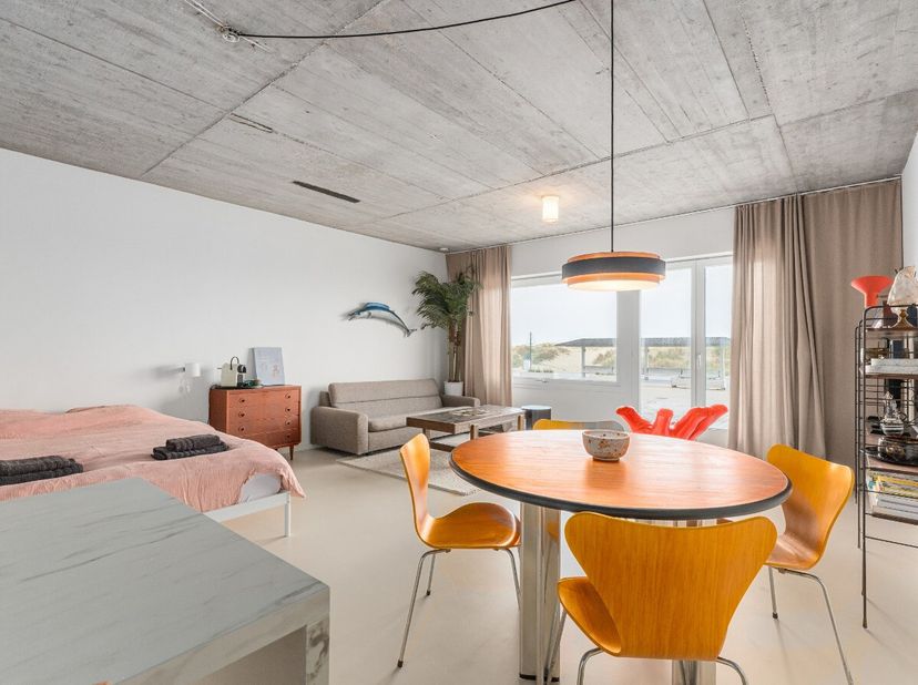 Découvrez ce studio double unique, entièrement rénové, proposé à la location à lannée, idéalement situé sur la digue de Nieuwpoort.Ce bien dexception