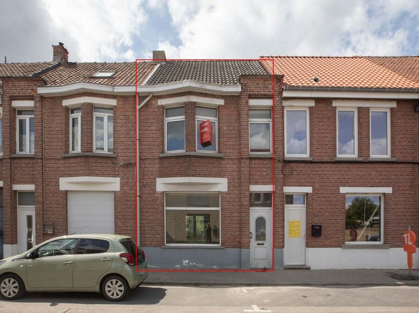 MAISON MITOYENNE À RÉNOVER -<br />
Cette maison comprend notamment un salon, une cuisine, 3 chambres et un jardin avec un abri de jardin.<br />
Elle o