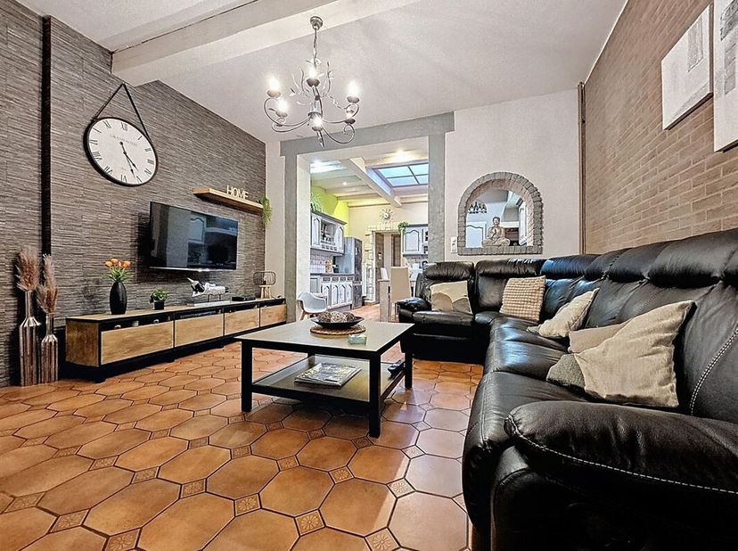 SOUS OPTION - PLUS DE VISITE - Prix: 190.000 euros, frais d'agence non inclus et à charge de l'acquéreur.<br />
Maison habitable rapidement et compren