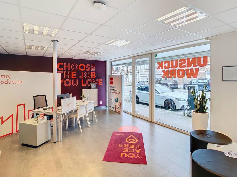 Le bureau d'environ 121 m² est facilement accessible via la Brugsesteenweg, une importante route d'accès au centre de Roeselare. L'emplacement commerc