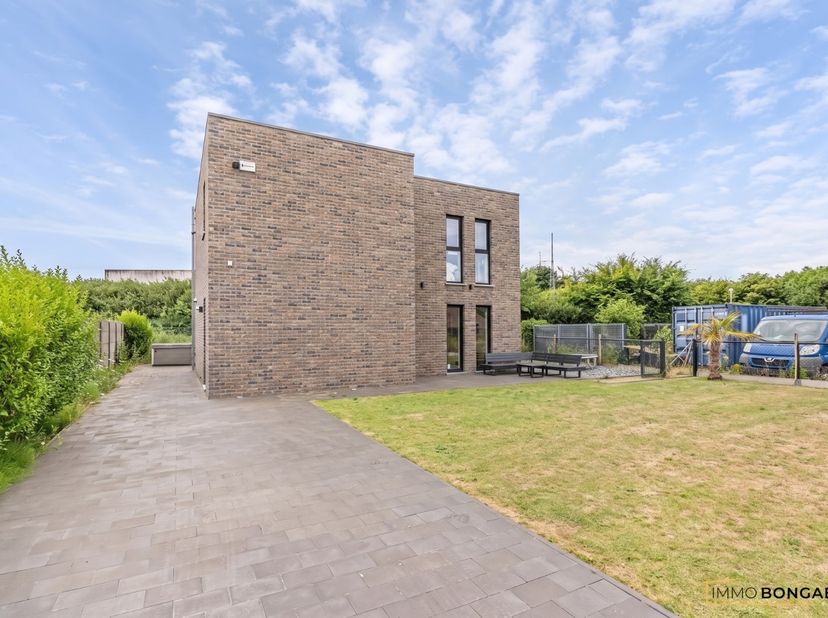 Deze verzorgde gezinswoning, gelegen op een perceel van 7a 33ca in het rustige Ellikom (Oudsbergen), combineert modern wooncomfort met een uitstekende