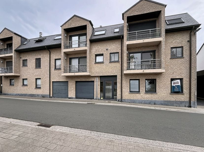 Dit prachtig appartement is gelegen op de gelijkvloerse verdieping van residentie 'De Roze' in het centrum van Ursel. Omwille van zijn centrale liggin