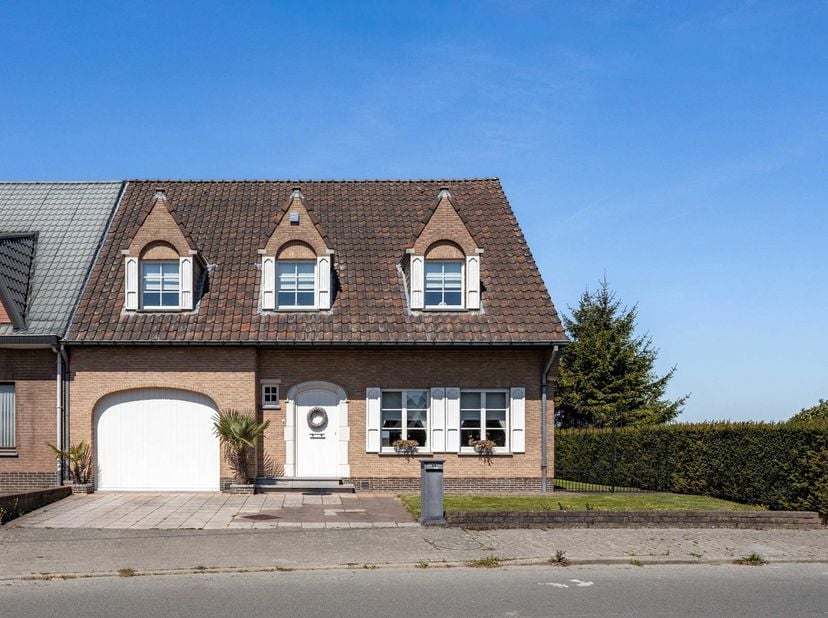 Deze goed onderhouden en instapklare woning in Erpe-Mere beschikt over een praktische indeling. Via de ruime inkomhal komt u in de lichtrijke woonkame