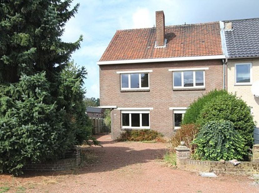 Deze woning is gelegen in Eisden-Dorp kort aan het gezellige marktplein.&amp;nbsp;<br />
Mooie ruimtes beneden die je naar believe kan inrichten.&amp;nbsp;<br