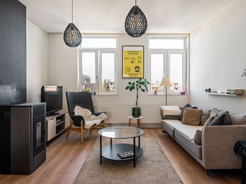 Ligging: Het appartement op Eugeen Joorsstraat 11, 3de verdieping, Antwerpen ligt in een rustige, aangename buurt met winkels, cafés en openbaar vervo