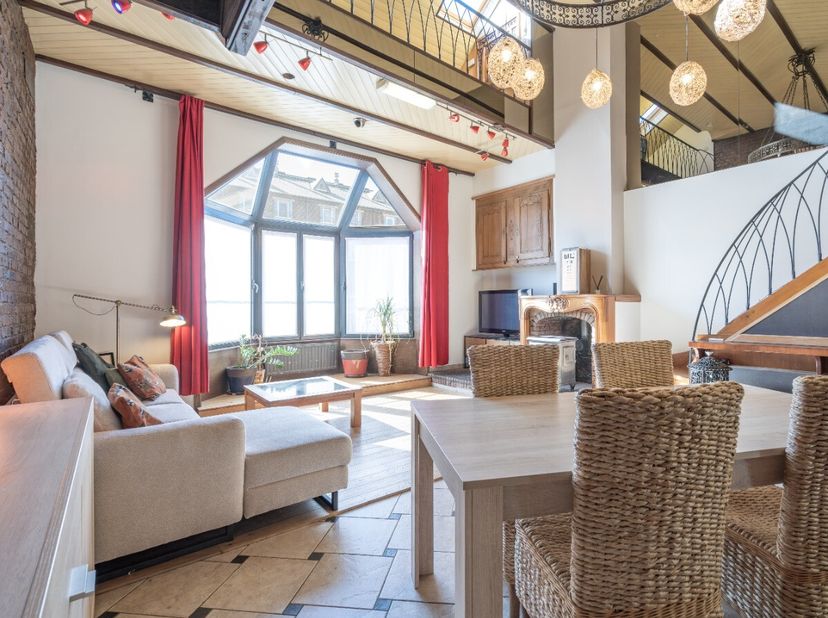 ERA B-LUX biedt u deze woning aan, ideaal gelegen in het hart van Bastogne.De woning maakt meteen indruk met haar prachtige open woonruimte, die dankz