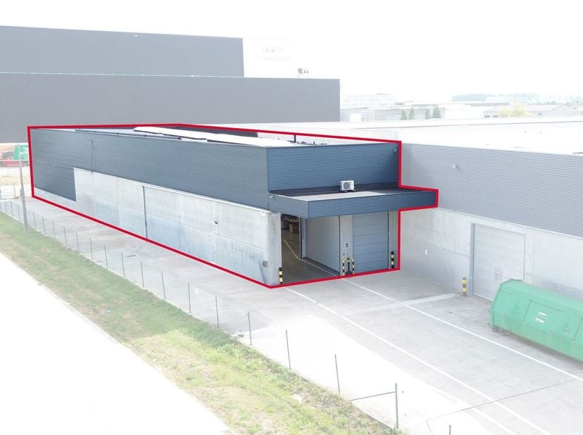 Deze functionele en perfect onderhouden magazijnruimte&amp;nbsp;met een oppervlakte van&amp;nbsp;730 m²&amp;nbsp;is uitstekend gelegen langs de Beversesteenweg te