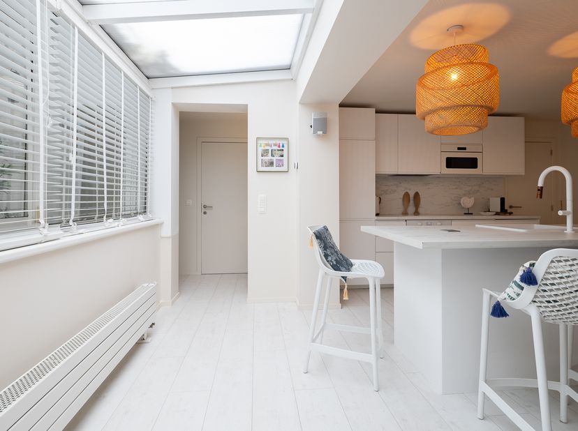 À 2 minutes à pied de la digue et de la plage de Koksijde, ce spacieux duplex entièrement rénové de 120 m² bénéficie d'une entrée indépendante, offran