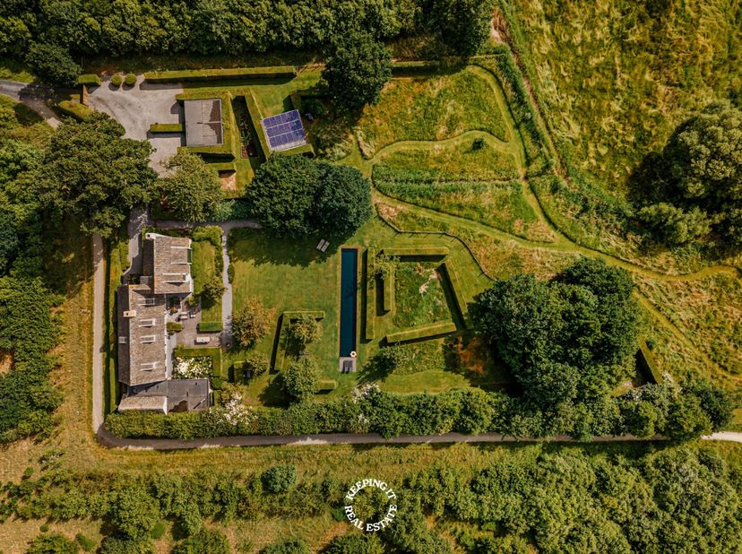 Verscholen in het groen, op een uitzonderlijke en bijzonder discrete locatie te Hertsberge waar rust, natuur en weidse vergezichten harmonieus samenvl