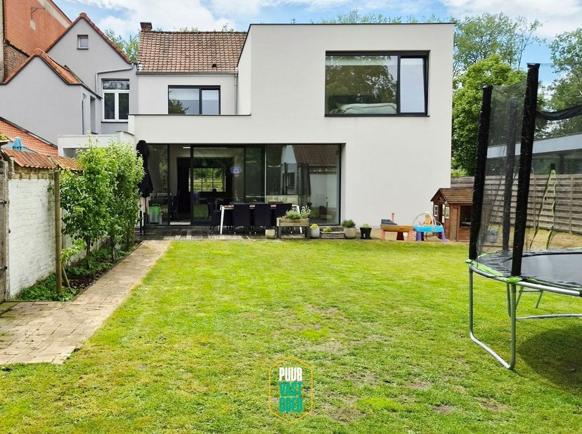 Knap gerenoveerde interbellum burgerwoning met behoud van authentieke elementen en heel wat troeven:<br />
- Energie-efficiënt (EPC B)<br />
- Asbestv