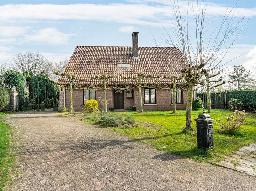 Situation :<br />
Dans le village Hoogstraat de Meerle, nous trouvons cette spacieuse maison familiale. Le centre du village se trouve à une courte di