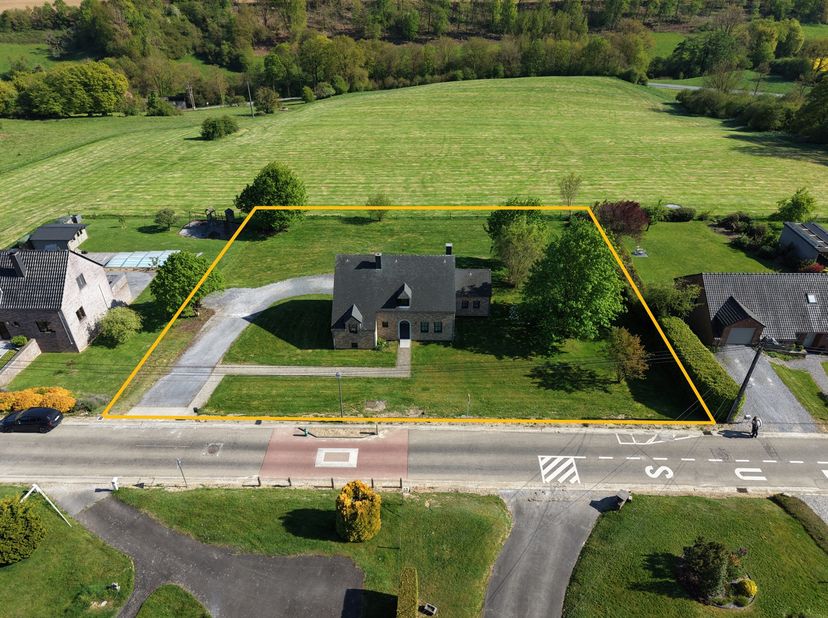 Gelegen op de hoogtes van Spontin geniet deze woning van een prachtig uitzicht over het omliggende landschap en zal ze u verleiden met haar groene en
