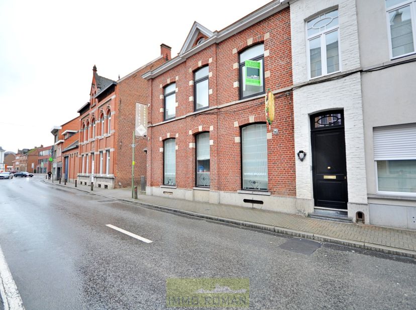 In het hart van Brakel bieden wij deze interessante opbrengsteigendom aan, bestaande uit meerdere verhuurde entiteiten en parkeergelegenheid. Dankzij