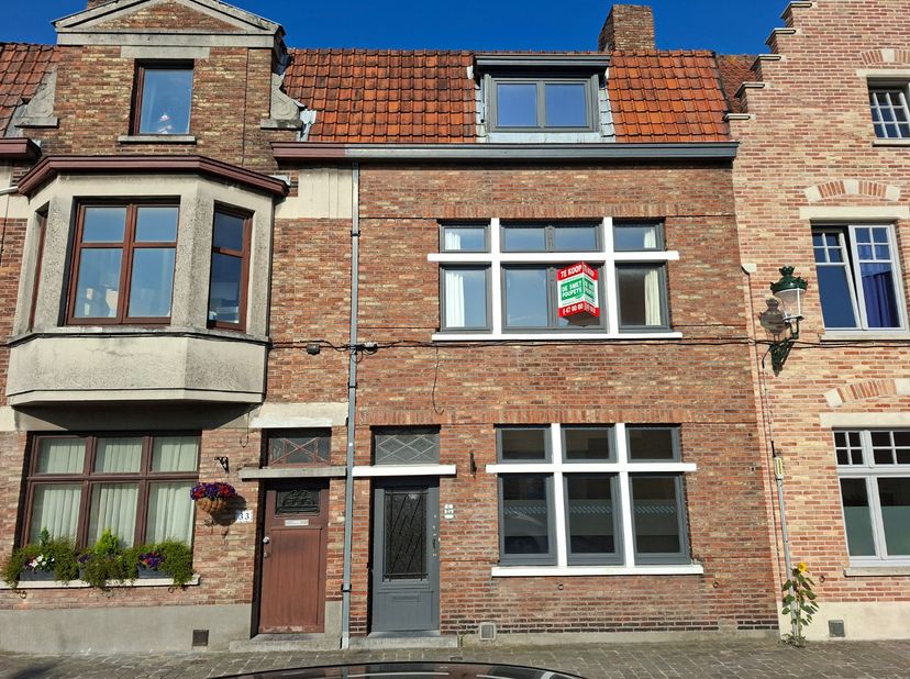 Ideaal wonen in de Brugse binnenstad met het comfort van ruimte, een tuin en garage. Deze woning is gelegen tussen de Markt van Brugge en het station,