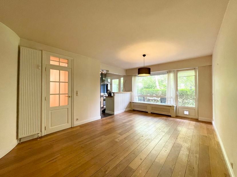 AUDERGHEM, ideaal gelegen vlakbij metrostation Beaulieu, gezellig APPARTEMENT (2 slaapkamers/1 badkamer) van ± 76 m², volledig gerenoveerd en voorzien