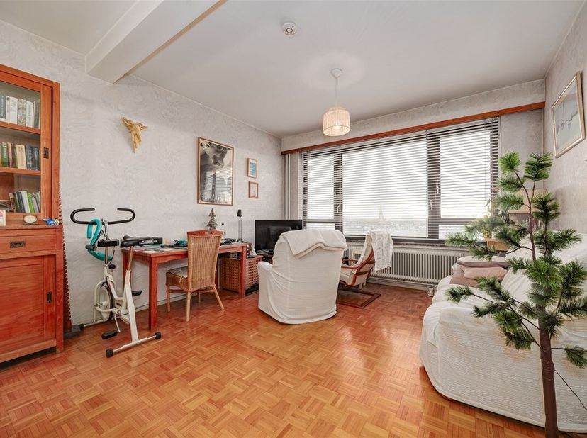 Cet appartement de 2 chambres à coucher avec terrasse et sous-sol est situé au 8ème étage du 117 Bleekhofstraat à Anvers-Borgerhout. Dans les environs