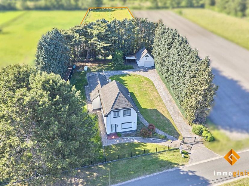 Deze woning is gelegen op een ruim perceel van 59a50ca, omgeven door velden en weilanden en vlakbij het bos.<br />
Indeling gelijkvloers: inkomhal, wo