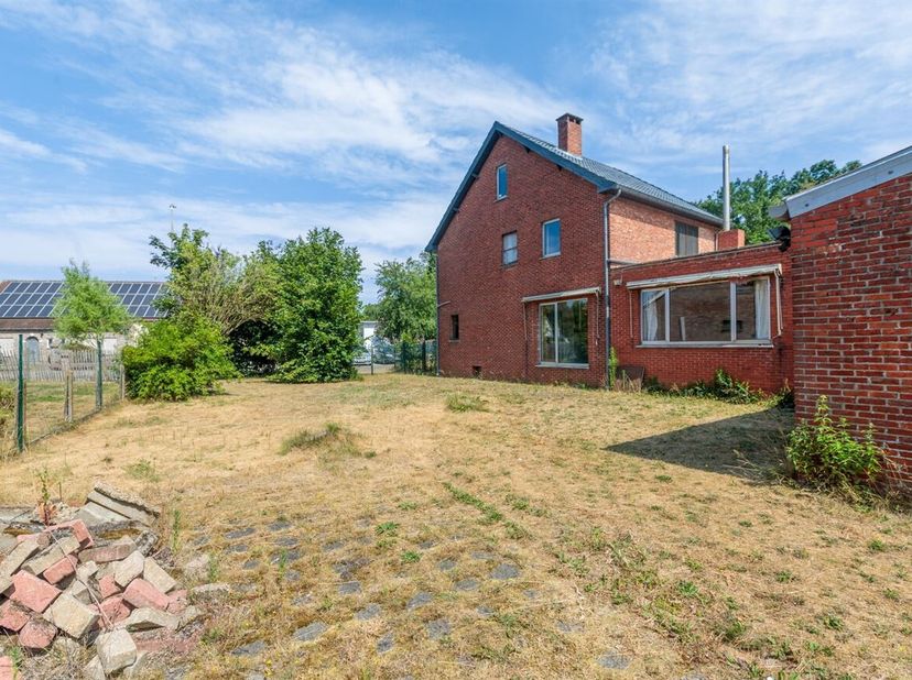 Bent u op zoek naar een woning die u volledig naar eigen smaak kunt renoveren? Dan biedt deze woning op een perceel van 1.656 m² de ideale basis om uw