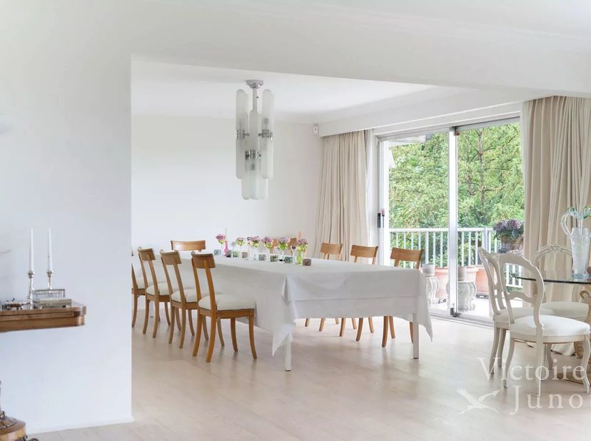 Victoire Junot biedt u dit prachtig volledig gerenoveerde appartement met 4 gevels aan met een oppervlakte van ± 305 m² + terras en onafhankelijke stu