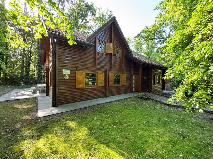 MCA Immobilier presenteert u dit prachtige chalet in Bomal-sur-Ourthe, in de gemeente Durbuy. Dit chalet ligt in een rustige, bosrijke omgeving, heeft