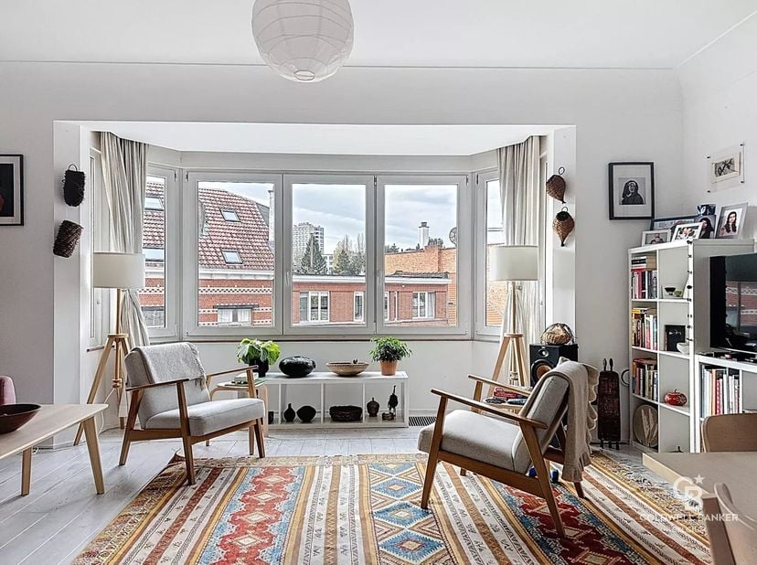 Appartement op de 4e en bovenste verdieping met lift (gebouw uit 1950) in een klein complex met 5 woningen.<br />
Dit appartement bestaat uit een hal