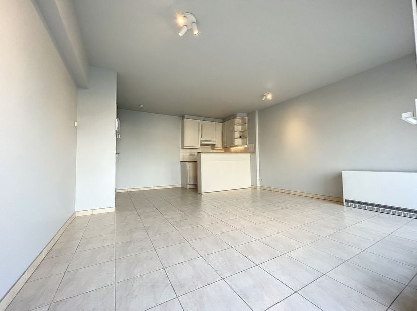 Cet appartement prêt à emménager est situé au 3ème étage de la résidence Jan Van Gent. Le bâtiment est situé à proximité de toutes les voies d'accès,