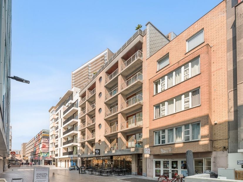 Op zoek naar een instapklaar appartement op een steenworp van de zee? Dit verzorgde appartement op de tweede verdieping van een residentie met lift co