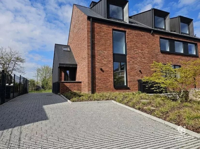 Magnifique maison de 228 m² entièrement rénovée (PEB A). Elle se situe dans un environnement résidentiel verdoyant sur la Museumlaan à Tervuren. Allia