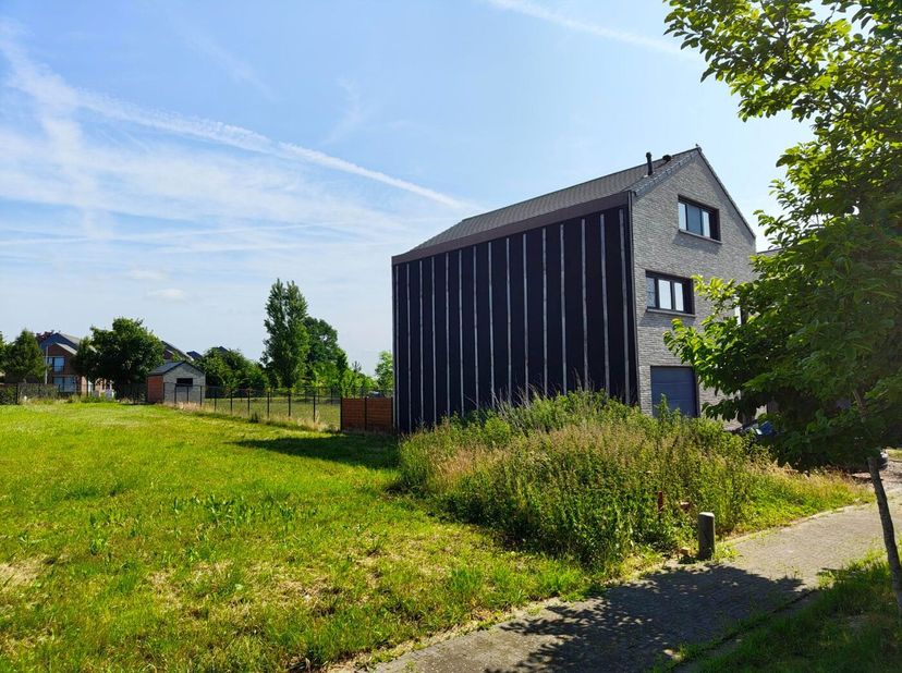 Goed gelegen bouwgrond van 4a 38ca in het Abelenhof zonder bouwverplichting voor gesloten bebouwing. De grond is gelegen in een residentiële wijk nabi