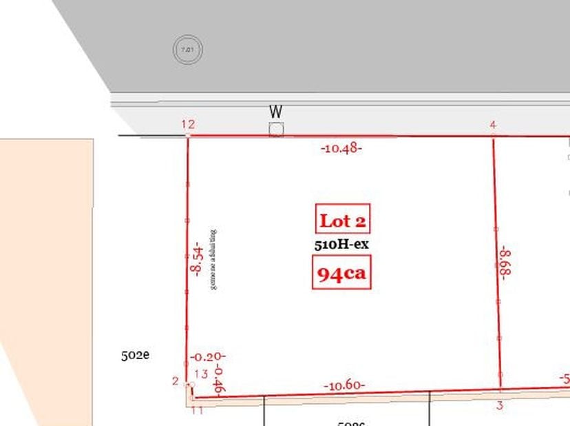 Dit braakliggende perceel grond is gelegen in de dorpskern van Roesbrugge.<br />
Mogelijkheden:<br />
- bouwen garage(s)<br />
- parking voor wagens<b