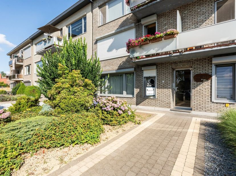 Op te frissen ruim gelijkvloersappartement met 3 slaapkamers, tuin en garage op toplocatie in Schoten!<br />
Bent u op zoek naar een ruim appartement
