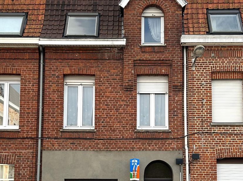 Gezond huis met ruime kamers, bestaande uit op de begane grond: Op de 1e verdieping Op de 2e verdieping: Voorzieningen:<br />
<br />
Woonkamer: +/- 12