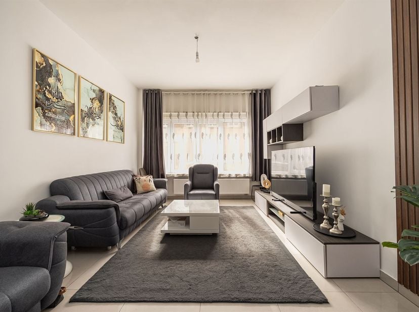 De woning is gelegen in gunstig gelegen. In de nabije omgeving bevinden zich diverse winkels, scholen, openbaar vervoer en andere voorzieningen voor h