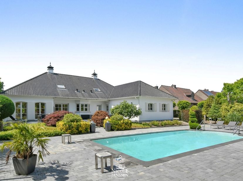 Deze vrijstaande exclusieve villa straalt karakter en comfort uit. Omringd door een fraai aangelegde tuin met verwarmd zwembad en poolhouse biedt deze