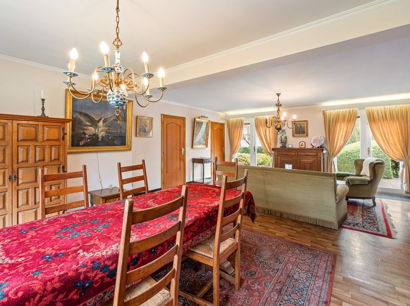 Compleet te renoveren of af te breken woning op schitterend perceel van 1894 m² in het residentiële Oud-Turnhout. De kavel is zuidgeoriënteerd en gren