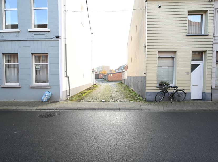 Garage te huur nabij het centrum van Roeselare<br />
Prijs: €60/maand<br />
<br />
Telefonisch worden er geen afspraken meer gemaakt. U moet per conta