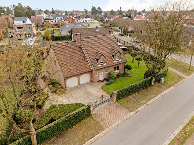 Welkom in deze instapklare en uitstekend onderhouden gezinswoning op een prachtig groen perceel van 908m², gelegen in een rustige en residentiële stra
