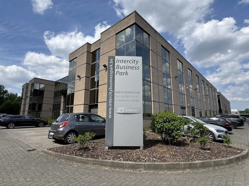 400m² kantoorruimte op 1ste verdieping (uitbreidbaar tot 591m² kantoor)<br />
Ligging: langs E19<br />
Specificaties: zonwerend en hittebestendig dubb