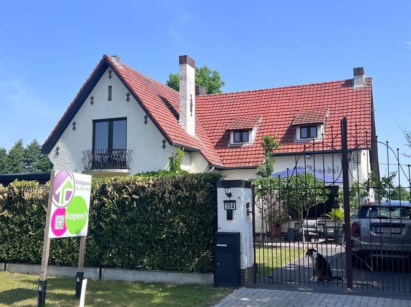 MAASTRICHTERSTEENWEG 354:<br />
Ruime woning met gelijkvloers ruimte voor kangoeroewoning of bureel.<br />
<br />
Indeling: Gelijkvloers: Inkomhal, sa