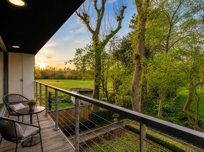 Gelegen in een bijzonder rustige en groene omgeving in Sint-Michiels bevindt zich dit appartement op de eerste verdieping van de kleinschalige residen