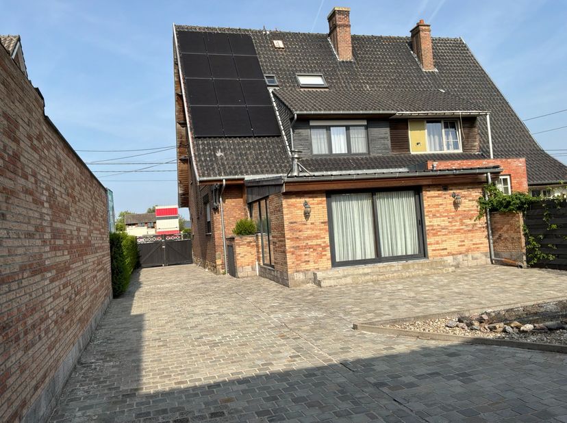 Bent u op zoek naar een ruime woning met tal van mogelijkheden? Dan zal deze verrassend ruime en perfect onderhouden eigendom u ongetwijfeld bekoren.