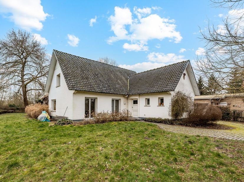 In het charmante en rustige Gijzegem bevindt zich deze karaktervolle open bebouwing uit 1971, gelegen op een mooi perceel van 1.094 m². Bovendien best