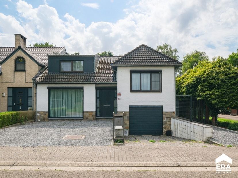 Instapklare gezinswoning met 4 slaapkamers (5 mogelijk) en tuin met dubbel terras, gelegen in een rustige doodlopende straat nabij het centrum van As.