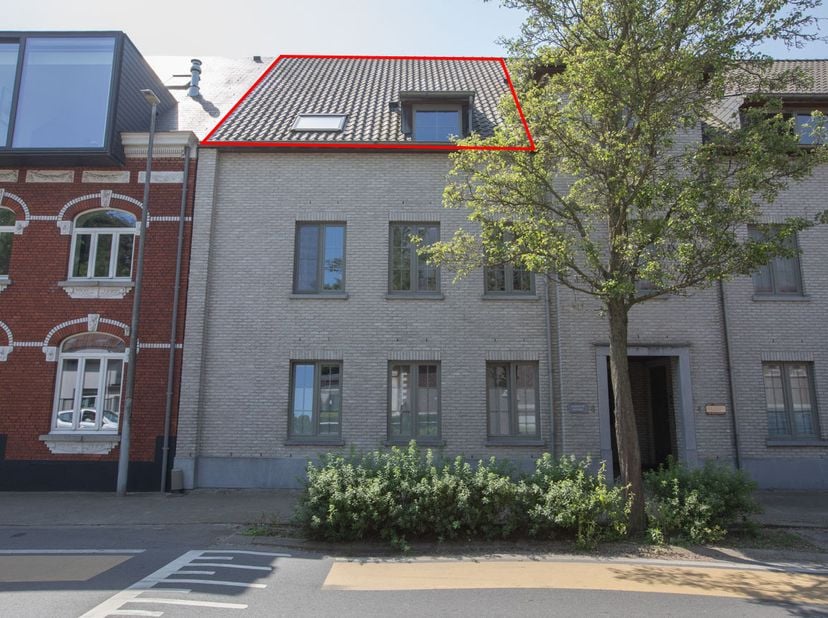 LUXE APPARTEMENT -<br />
Luxe appartement, instapklaar met een bewoonbare oppervlakte van +/- 120 m².<br />
Dit luxueus afgewerkt en rustig gelegen du
